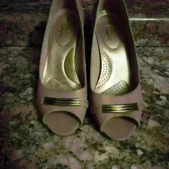 Delflex comfort beige and gold women's high heel pumps size 9 and 1/2 - Picture 7 of 11